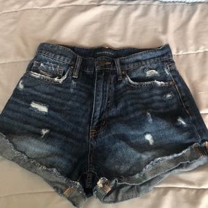 Aero Mom shorts
